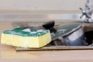 Des chercheurs découvrent que les bactéries de votre éponge de cuisine complotent activement contre vous